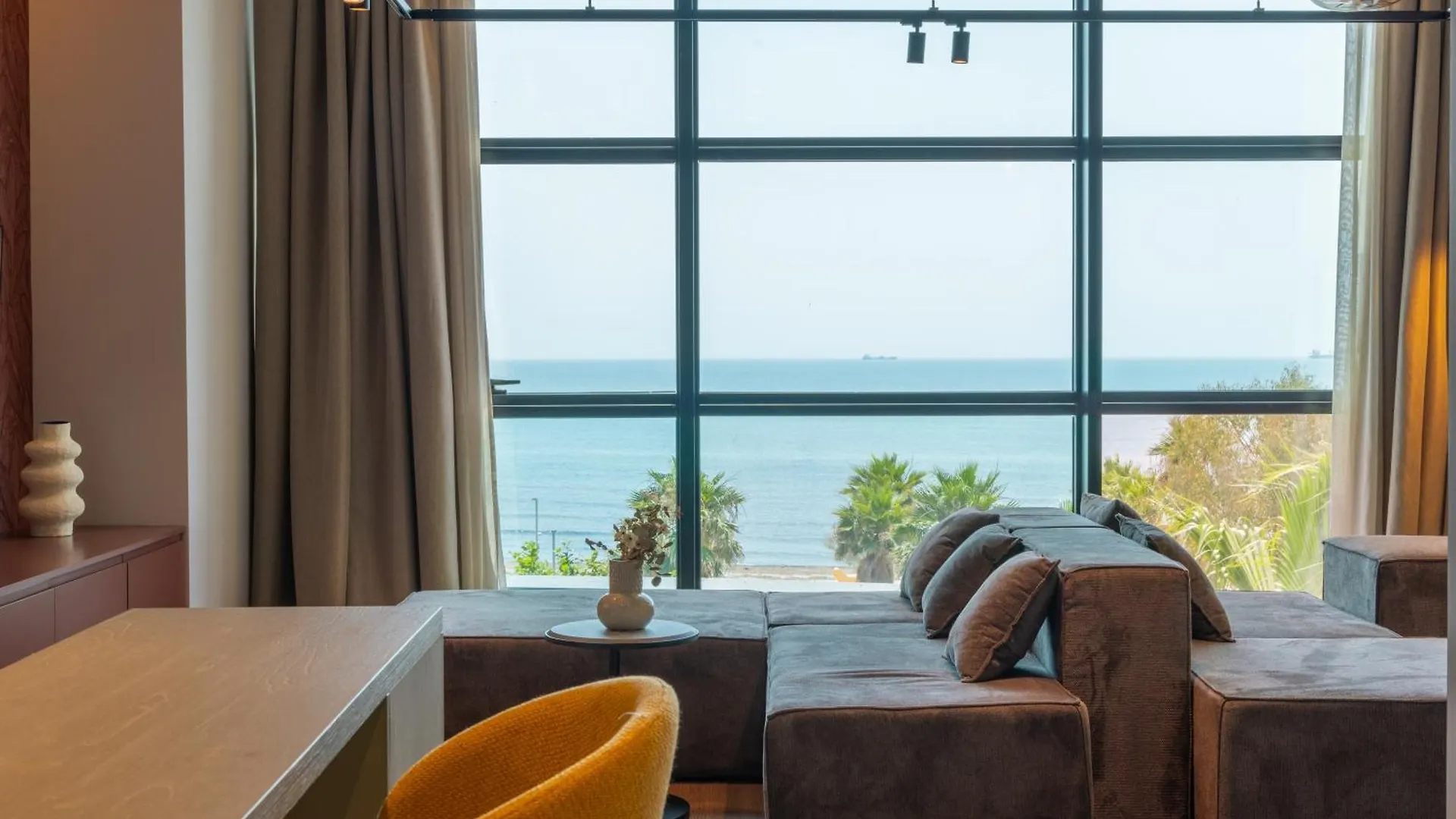 Zins Luxury Apartments Дуррес
