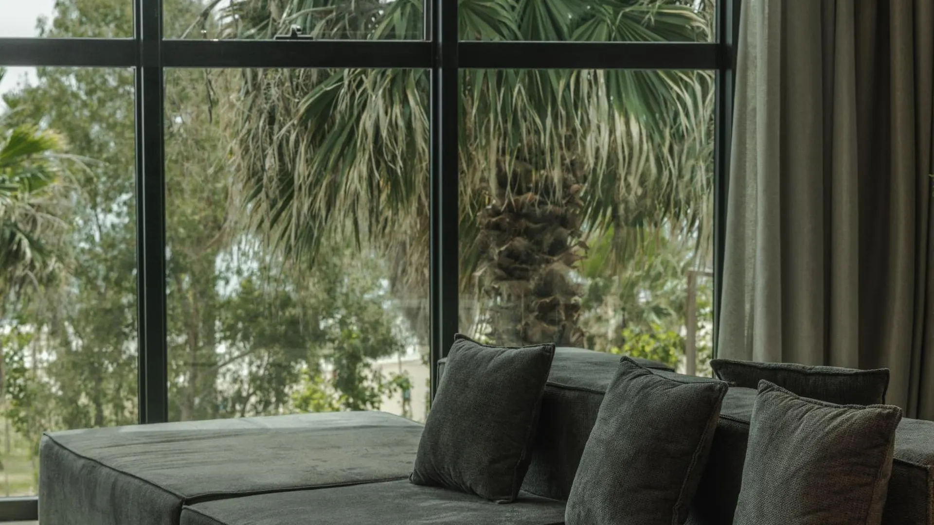 Zins Luxury Apartments Дуррес