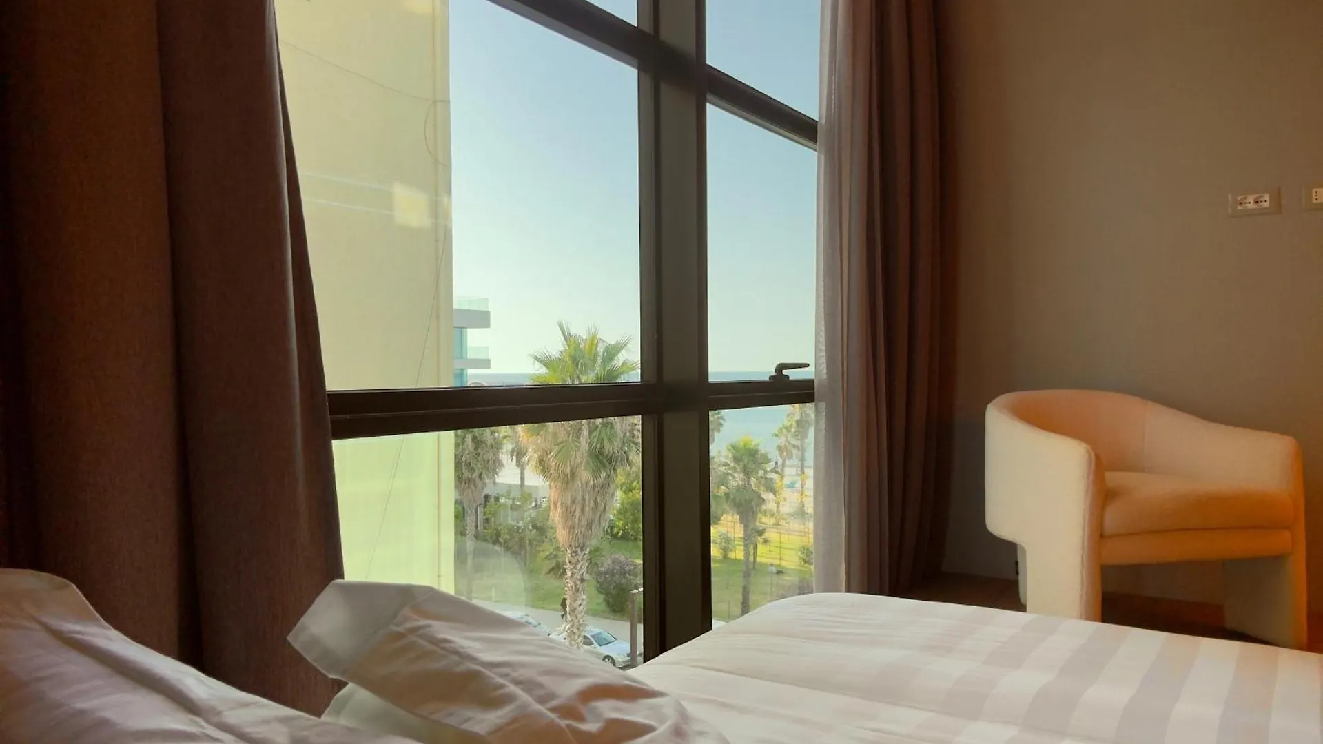 Zins Luxury Apartments Дуррес