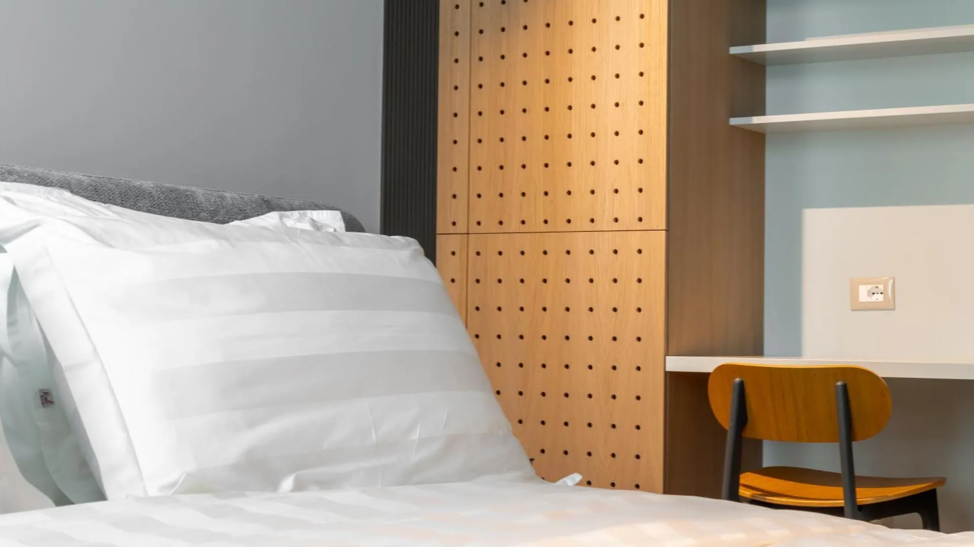 Zins Luxury Apartments Дуррес