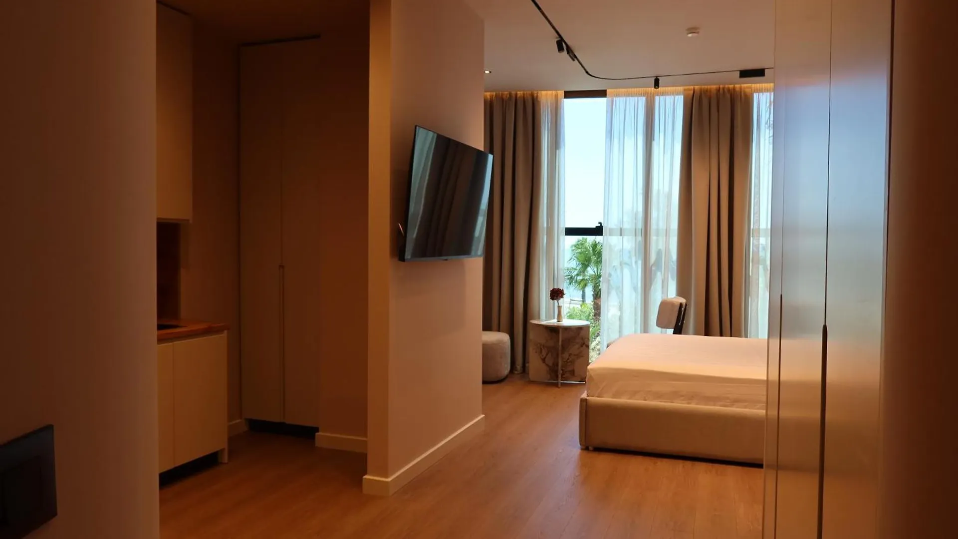 Zins Luxury Apartments Дуррес