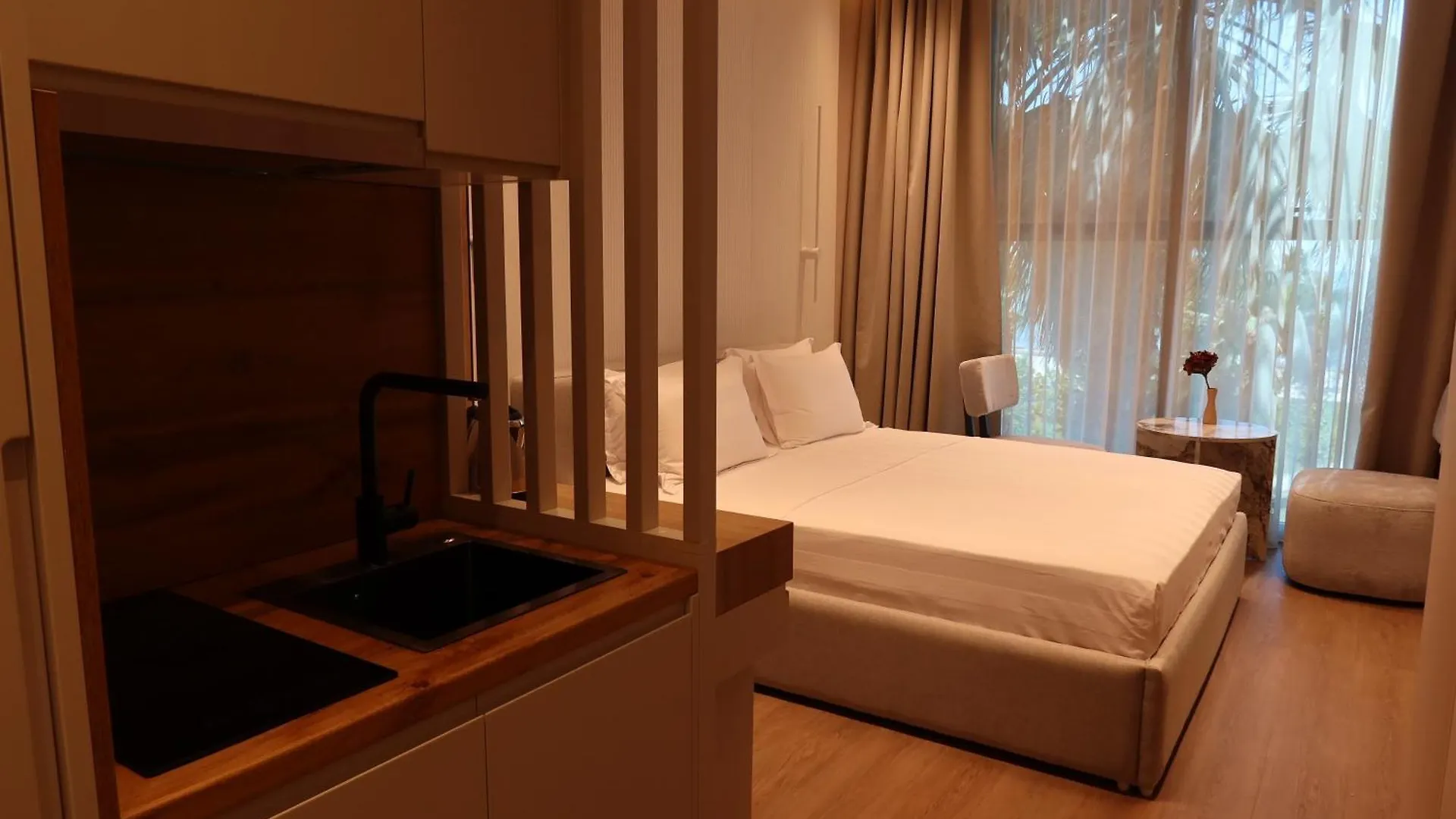 Zins Luxury Apartments Дуррес