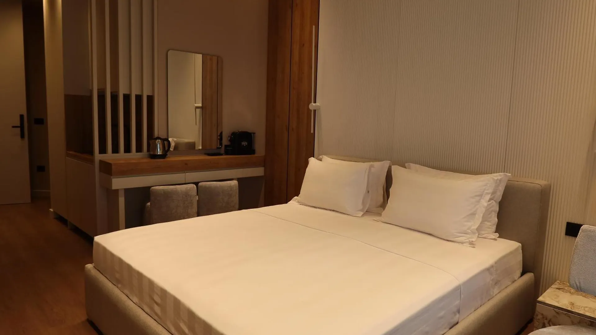 Zins Luxury Apartments Дуррес