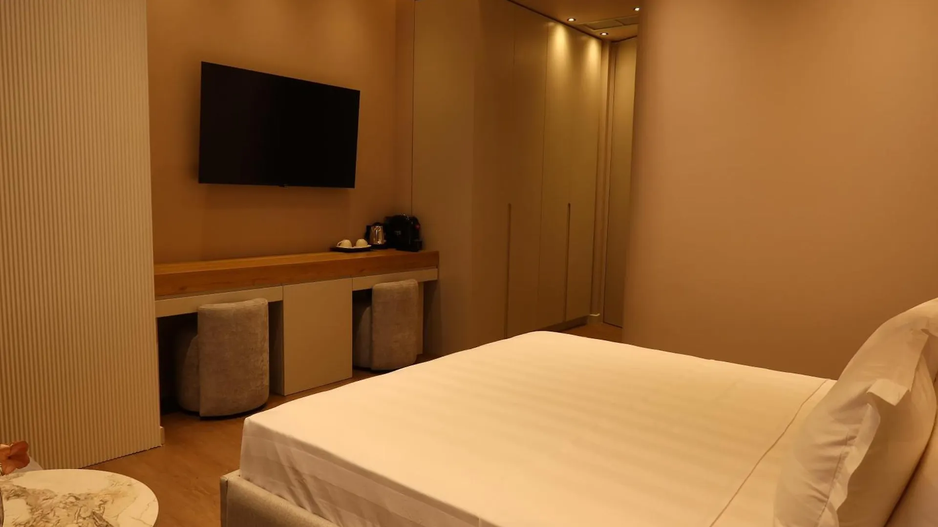 Zins Luxury Apartments Дуррес