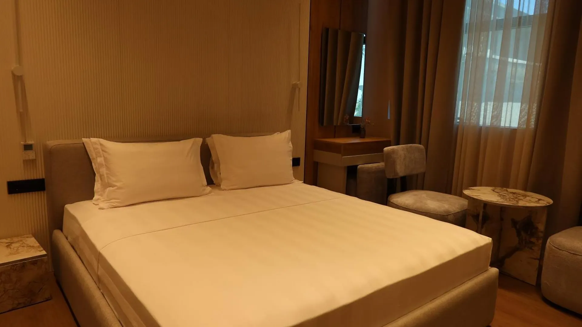 Zins Luxury Apartments Дуррес