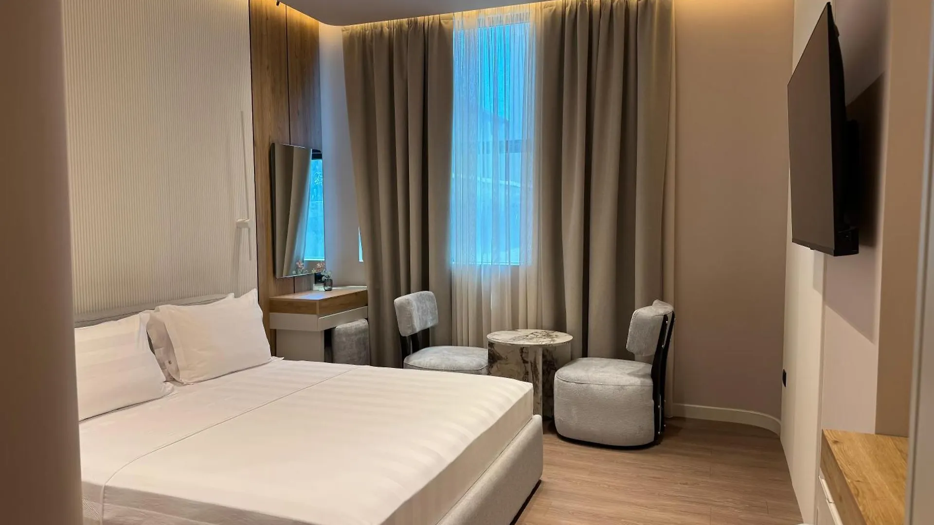 Zins Luxury Apartments Дуррес